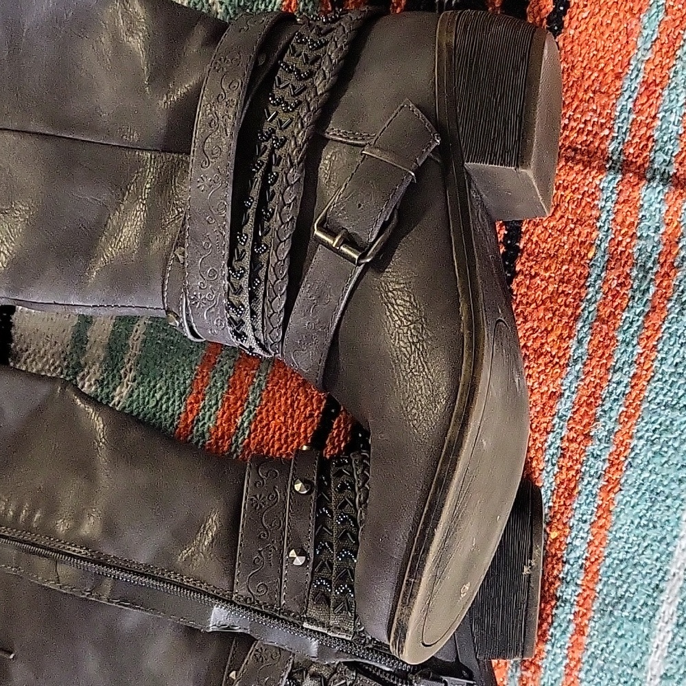 Awesome party boots. SO gray tall boots - Picture 2 of 7